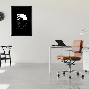 Puede incluir: Un espacio de oficina moderno con un p&oacute;ster en blanco y negro que dice "EVOPS DEVELOPER". La habitaci&oacute;n cuenta con un escritorio con una computadora port&aacute;til, una silla de oficina de cuero marr&oacute;n, una mesa blanca y una silla negra. Un reloj negro cuelga de la pared.