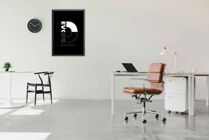 Puede incluir: Un espacio de oficina moderno con un p&oacute;ster en blanco y negro que dice "EVOPS DEVELOPER". La habitaci&oacute;n cuenta con un escritorio con una computadora port&aacute;til, una silla de oficina de cuero marr&oacute;n, una mesa blanca y una silla negra. Un reloj negro cuelga de la pared.