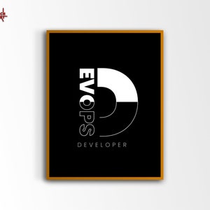 Può includere: Una stampa artistica incorniciata con sfondo nero e design grafico bianco. Il design presenta la parola "EVOPS" impilata verticalmente, con una forma "D" stilizzata. La parola "DEVELOPER" è sotto. La cornice è di colore arancione scuro.
