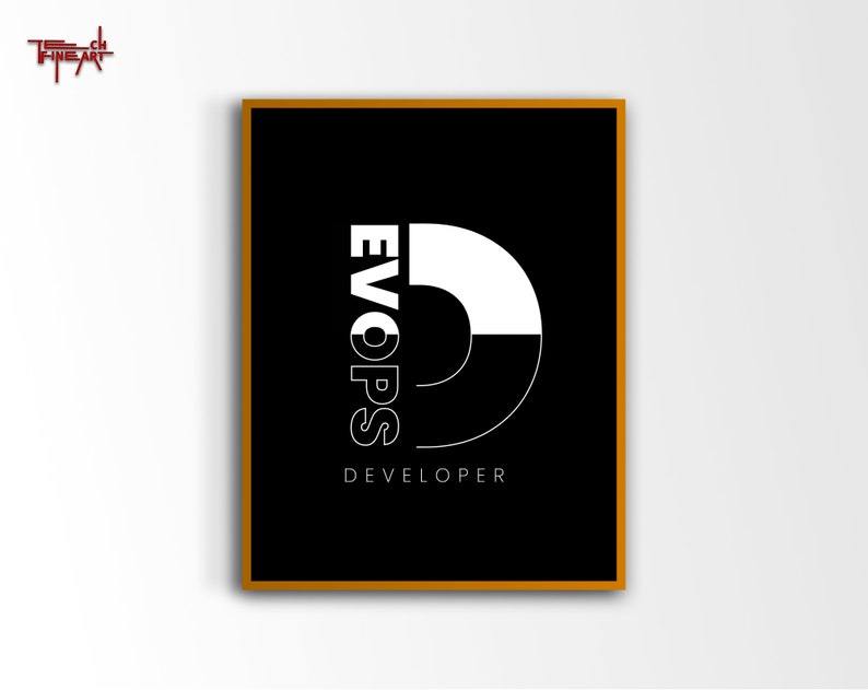 Puede incluir: Una impresi&oacute;n art&iacute;stica enmarcada con fondo negro y dise&ntilde;o gr&aacute;fico blanco. El dise&ntilde;o presenta la palabra "EVOPS" apilada verticalmente, con una forma de "D" estilizada. La palabra "DEVELOPER" est&aacute; debajo. El marco es de color naranja oscuro.