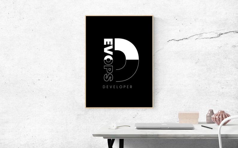Puede incluir: Impresi&oacute;n enmarcada en blanco y negro con el texto "EVOPS DEVELOPER". El dise&ntilde;o presenta una gran "D" blanca con la palabra "EVOPS" apilada verticalmente a la izquierda. La palabra "DEVELOPER" est&aacute; debajo de la "D".