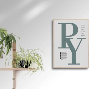 K&ouml;nnte beinhalten: Ein gerahmtes Poster mit einem gr&uuml;n-wei&szlig;en Design. Das Poster zeigt die Buchstaben "PY" in einer gro&szlig;en, fetten Schrift, wobei der Buchstabe "P" den Buchstaben "Y" &uuml;berlappt. Das Jahr "1991" ist rechts neben den Buchstaben in Grau gedruckt. Das Wort "PYTHON" ist unten auf dem Poster in Schwarz gedruckt.