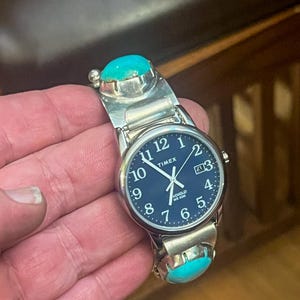 massiver Armreif aus Sterlingsilber mit Türkis als Armbanduhr.