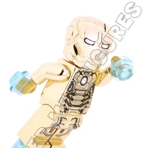 Puede incluir: Minifigura Lego de Iron Man de color dorado con un dise&ntilde;o impreso en negro y plata en el torso y un accesorio azul transl&uacute;cido en cada mano.