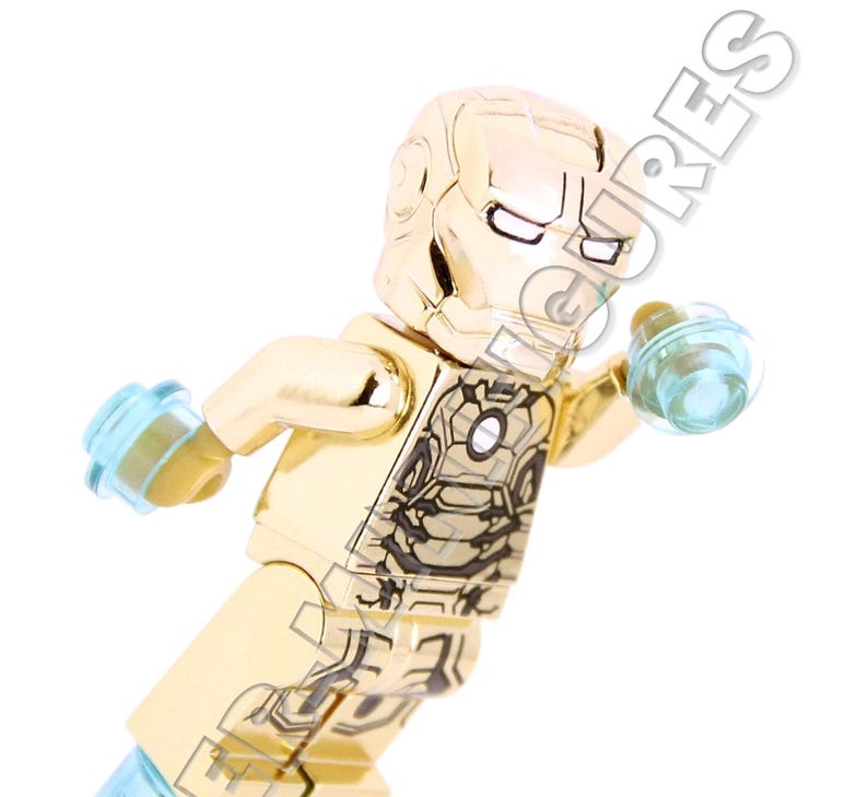 Puede incluir: Minifigura Lego de Iron Man de color dorado con un dise&ntilde;o impreso en negro y plata en el torso y un accesorio azul transl&uacute;cido en cada mano.