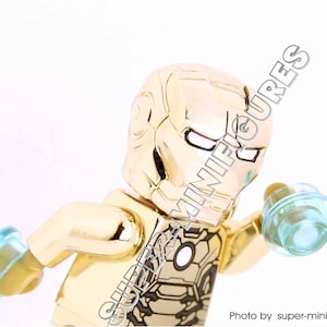 Puede incluir: Minifigura Lego de Iron Man de color dorado con una funci&oacute;n de iluminaci&oacute;n azul transl&uacute;cida en cada mano. La minifigura tiene un dise&ntilde;o impreso detallado en el torso y las piernas.