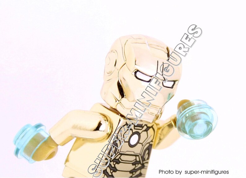 Puede incluir: Minifigura Lego de Iron Man de color dorado con una funci&oacute;n de iluminaci&oacute;n azul transl&uacute;cida en cada mano. La minifigura tiene un dise&ntilde;o impreso detallado en el torso y las piernas.