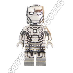Puede incluir: Una minifigura Lego de Iron Man de color plateado, con su armadura plateada. La minifigura tiene una m&aacute;scara facial negra con un dise&ntilde;o de ojo blanco. La minifigura est&aacute; de pie sobre un fondo blanco.