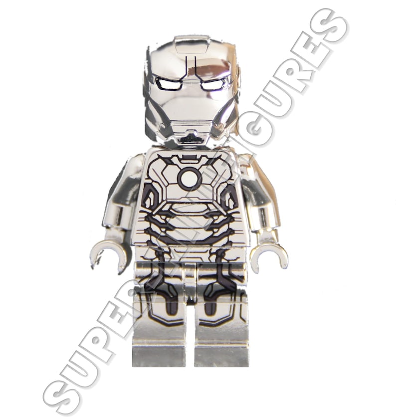 Puede incluir: Una minifigura Lego de Iron Man de color plateado, con su armadura plateada. La minifigura tiene una m&aacute;scara facial negra con un dise&ntilde;o de ojo blanco. La minifigura est&aacute; de pie sobre un fondo blanco.