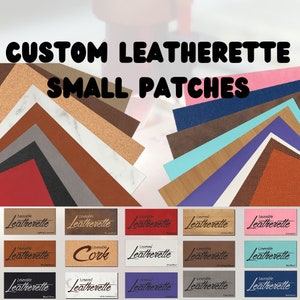 以下が含まれることがあります： 赤、茶色、灰色、青、ピンクなど、さまざまな色と質感の小さな合皮パッチの詰め合わせ。パッチには「Leatherette」と「Cork」のラベルが付いています。