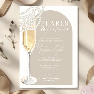 Op de afbeelding: Een uitnodiging voor een bruidsdouche met een illustratie van een champagneglas en een parelketting. De uitnodigingstekst luidt "Pearls & Prosecco" en bevat evenementdetails: datum, tijd, locatie en RSVP-informatie. Het ontwerp maakt gebruik van een neutraal kleurenpalet.