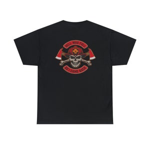 Pode incluir: Camiseta preta com uma caveira usando um capacete de bombeiro e machados cruzados. O texto diz "O inferno estava cheio, então eu voltei".