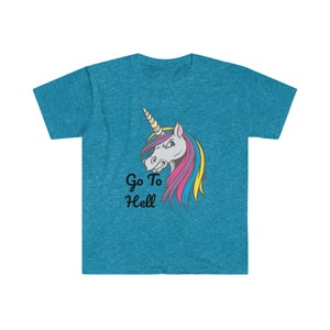 以下が含まれることがあります： ターコイズブルーのTシャツ。虹色のたてがみを持つユニコーンのグラフィックと、「Go To Hell」という文字が前面にプリントされています。