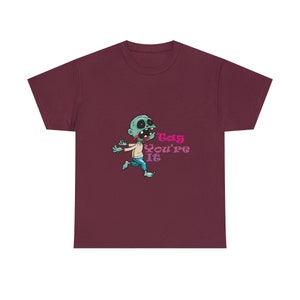 Camiseta unissex exclusiva inspirada em zumbi | Design de camiseta "Tag You're It" para homens e mulheres
