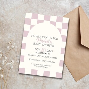 Può includere: Un invito a una festa di benvenuto per il bambino a scacchi rosa e bianchi con il testo "Si prega di unirsi a noi per la festa di benvenuto per il bambino di Peyton, il 20 novembre 2023, dalle 11:00 alle 13:00, 1234 Baby Lane, Shower, WI 12345, Registrato presso Target & Amazon, Si prega di confermare la propria presenza a Peyton tramite SMS al 123-456-7800 entro il 1/23".