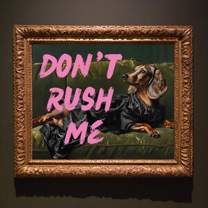 急がせないでダックスフントのアートポートレート、ガーリーなウォールアート、トレンディなギャラリーウォールプリント、ピンクのグラフィティポスター、ビンテージ絵画、マキシマリストの装飾