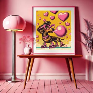 Può includere: Una stampa artistica incorniciata con un bassotto con occhiali a forma di cuore e pattini a rotelle, che soffia una bolla rosa. Lo sfondo è giallo con cuori rosa. La stampa è esposta su un tavolo di legno in una stanza rosa.