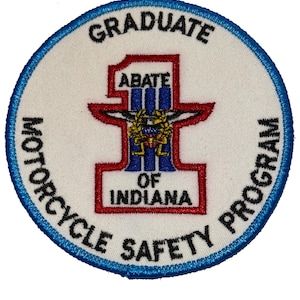 Könnte beinhalten: Runder Aufnäher mit blauem Rand und weißer Mitte. Der Aufnäher enthält den Text "GRADUATE MOTORCYCLE SAFETY PROGRAM" und "ABATE OF INDIANA". Das zentrale Design umfasst eine stilisierte Eins und einen Kranz.