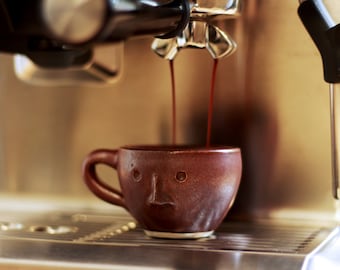 Handgemaakte keramische gezichtsmok - espresso-/macchiatoformaat - chocoladebruin