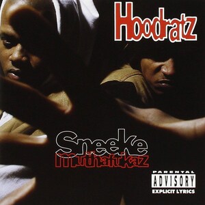 Op de afbeelding: Albumhoes voor "Hoodratz" met twee mannen in een donkere omgeving. De titel "Hoodratz" staat in rode en witte letters. De albumtitel "Sneeke muthafuckaz" staat in witte en rode letters. Een waarschuwing voor ouders is zichtbaar.