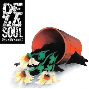Op de afbeelding: Illustratie van een omgevallen terracotta bloempot met aarde en bloemen die eruit vallen. De bloemen zijn wit en geel met oranje centra. De tekst "DE LA SOUL is dead" staat in een zwarte rechthoek linksboven.