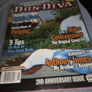 Könnte beinhalten: Ein Magazin-Cover mit dem Titel "DON DIVA MAGAZINE" in Rot und Weiß. Das Cover enthält Texte wie "Generations of Pimping", "9 Tips On How to Give Great Brain" und "Anthony Jones My Brother's Keeper". Das Magazin ist eine 2. Jubiläumsausgabe.