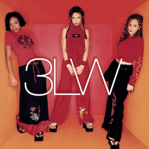 Puede incluir: Imagen del grupo musical 3LW. El grupo está compuesto por tres mujeres que visten tops rojos y pantalones negros. El texto "3LW" está en letras blancas grandes en el centro de la imagen. El fondo es naranja y rojo.