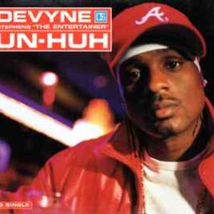 Peut inclure: Pochette de single CD avec Devyne Stephens, également connu sous le nom de "The Entertainer". Il porte une casquette de baseball rouge avec un "A" blanc et une veste rouge. Le titre "UN-HUH" est en lettres blanches grasses sur fond rouge.