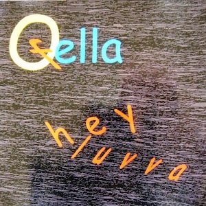 Puede incluir: Diseño gráfico con el nombre "Oella" en azul claro y amarillo, con las palabras "hey y'all" en naranja sobre un fondo negro texturizado.