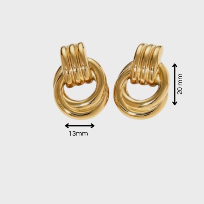 Op de afbeelding: Een paar gouden oorbellen met een geknoopt ontwerp. De oorbellen zijn 20 mm hoog en 13 mm breed.