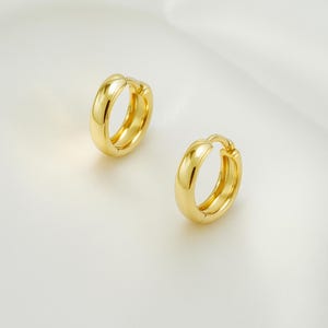 Small and Medium Gold Hoop Earrings • 18K Gold Filled Huggie Hoops • Dainty Everyday Earrings • Gift for Her • Stacking Hoop Earrings
