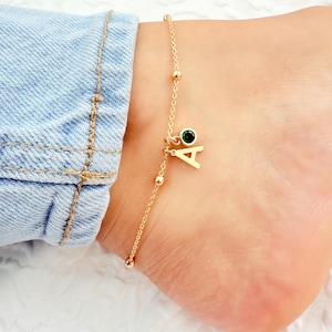 Fotlänk med 18K guldfylld pärla: Personlig initial- och födelsestensberlock