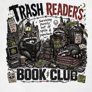Könnte beinhalten: Ein digitaler Download mit der Aufschrift "TRASH READERS BOOK CLUB". Die Illustration zeigt einen Waschbären, der ein Buch liest, umgeben von Büchern und einer Mülltonne. Das Bild enthält den Satz "Surviving purely out of spite & paperbacks." Das Bild ist in Schwarzweiß.