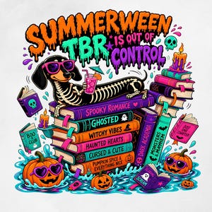 Peut inclure: Graphique numérique à télécharger avec le texte « SUMMERWEEN TBR IS OUT OF CONTROL ». Un teckel squelette portant des lunettes de soleil est assis sur une pile de livres sur le thème d'Halloween. Citrouilles, bougies et crânes complètent le design.