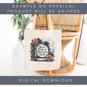 K&ouml;nnte beinhalten: Eine cremefarbene Tragetasche mit einem Design aus B&uuml;chern, Rosen und dem Text "Hexes, Herbs & Hardcover Spells". Die Tasche h&auml;ngt an einem Korbstuhl. Die Worte "Example No Physical Product Will Be Shipped" und "Digital Download" sind ebenfalls sichtbar.