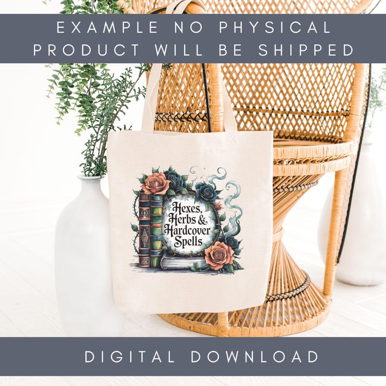 K&ouml;nnte beinhalten: Eine cremefarbene Tragetasche mit einem Design aus B&uuml;chern, Rosen und dem Text "Hexes, Herbs & Hardcover Spells". Die Tasche h&auml;ngt an einem Korbstuhl. Die Worte "Example No Physical Product Will Be Shipped" und "Digital Download" sind ebenfalls sichtbar.