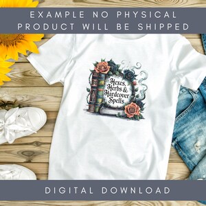 K&ouml;nnte beinhalten: Wei&szlig;es T-Shirt mit einem grafischen Design. Das Design zeigt den Text "Hexes, Herbs & Hardcover Spells", umgeben von Rosen und B&uuml;chern. Die Grafik enth&auml;lt orange, schwarze und gr&uuml;ne Farben. Die Worte "DIGITAL DOWNLOAD" stehen unten.