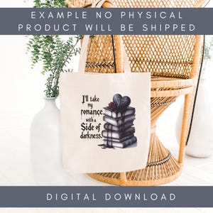 Puede incluir: Una bolsa de tela blanca con una ilustraci&oacute;n en blanco y negro de una pila de libros con un coraz&oacute;n negro que gotea en la parte superior. El texto en la bolsa dice "I'll take my romance with a Side of darkness."