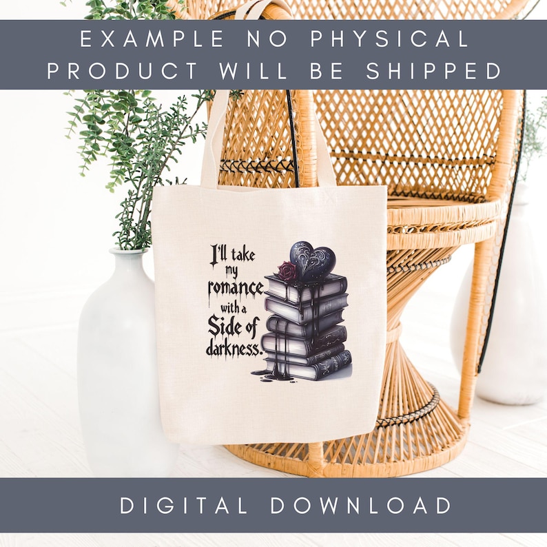 Puede incluir: Una bolsa de tela blanca con una ilustraci&oacute;n en blanco y negro de una pila de libros con un coraz&oacute;n negro que gotea en la parte superior. El texto en la bolsa dice "I'll take my romance with a Side of darkness."