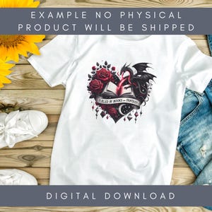 K&ouml;nnte beinhalten: Wei&szlig;es T-Shirt mit einem herzf&ouml;rmigen Design aus roten Rosen, einem schwarzen Drachen und einem offenen Buch. Das Design enth&auml;lt den Text "FUELED BY BOOKS AND FANTASY". Das T-Shirt ist ein digitaler Download.