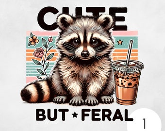 Cute But Feral Raccoon PNG, Funny Juice Clipart, Snarky Wasbeer sublimatieontwerp, DTF-overdracht, Stay Trashy png, schattig shirtontwerp