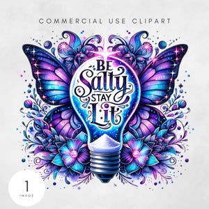 以下が含まれることがあります： 銀河のデザインと「Be Salty Stay Lit」という文字が書かれた電球。電球は紫と青の花と銀河のデザインの蝶に囲まれている。