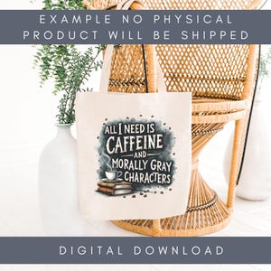 K&ouml;nnte beinhalten: Eine wei&szlig;e Einkaufstasche mit einem schwarz-wei&szlig;en Design, auf dem "All I need is Caffeine and Morally Gray Characters" steht. Das Design beinhaltet eine Kaffeetasse, B&uuml;cher und Kaffeebohnen. Die Einkaufstasche liegt auf einem Korbstuhl.