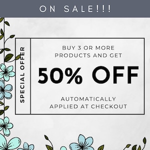 K&ouml;nnte beinhalten: Eine Werbegrafik mit dem Text &bdquo;ON SALE!!!&ldquo; oben. Der Haupttext lautet &bdquo;KAUFEN SIE 3 ODER MEHR PRODUKTE UND ERHALTEN SIE 50 % RABATT AUTOMATISCH BEIM CHECKOUT.&ldquo; Florale Illustrationen umrahmen den Text.