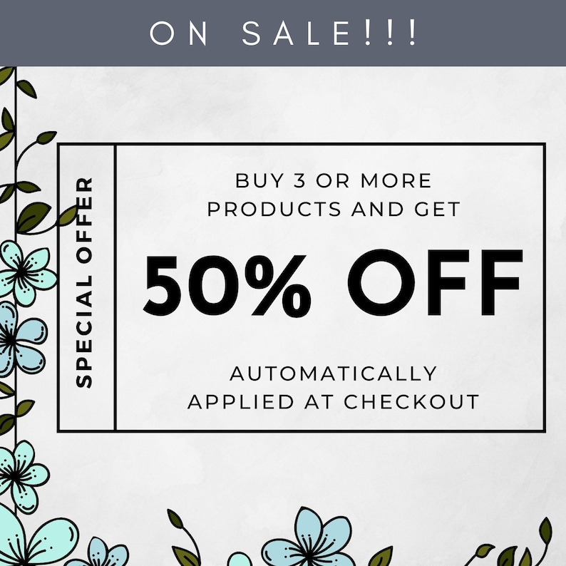 K&ouml;nnte beinhalten: Eine Werbegrafik mit dem Text &bdquo;ON SALE!!!&ldquo; oben. Der Haupttext lautet &bdquo;KAUFEN SIE 3 ODER MEHR PRODUKTE UND ERHALTEN SIE 50 % RABATT AUTOMATISCH BEIM CHECKOUT.&ldquo; Florale Illustrationen umrahmen den Text.