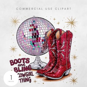 Op de afbeelding: Rode glitter cowboylaarzen met een zilveren bliksemontwerp, een discobal en de tekst "Boots and Bling Cowgirl Thing".
