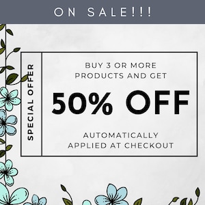 Puede incluir: Un gr&aacute;fico blanco y negro con acentos florales a los lados. El texto dice "SPECIAL OFFER" a la izquierda y "BUY 3 OR MORE PRODUCTS AND GET 50% OFF AUTOMATICALLY APPLIED AT CHECKOUT" a la derecha.