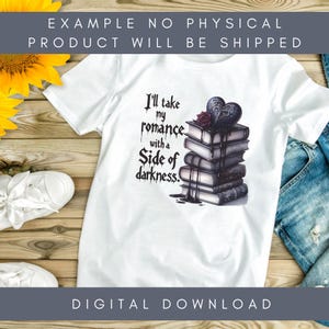 Puede incluir: Camiseta blanca con un gr&aacute;fico en blanco y negro de una pila de libros con un coraz&oacute;n negro que gotea l&iacute;quido negro. El texto en la camiseta dice "I'll take my romance with a side of darkness."