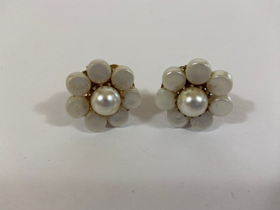 Vintage Hobe Clip On Earrings Faux Pearl Flower E… - image 2