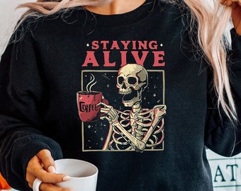 Staying Alive Kaffee-Sweatshirt, Halloween-Pullover für Frauen. Bleiben Sie übergroßer Rundhalsausschnitt, trendiges Sweatshirt, lustiges Skelett-Sweatshirt
